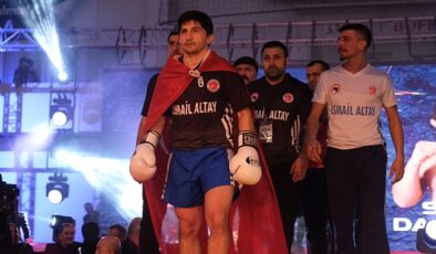 Kocaeli’de kick boks fırtınası esti;Dövüşçüler ringin tozunu attırdı