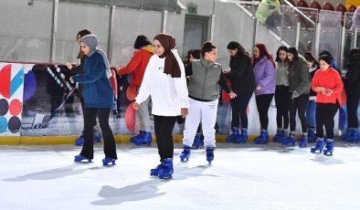 Kadınlar gününü buz pistinde kutladılar